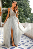 Robe de bal longue perlée à col en V gris