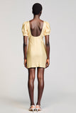 Robe Court Jaune Satin Fourreau Col Carré