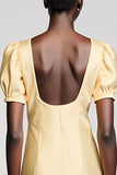 Robe Court Jaune Satin Fourreau Col Carré