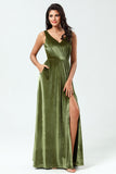 Robes de demoiselle d'honneur en velours olive à col en V et sans manches