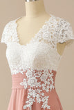 Robe de soirée de mariage en dentelle rose avec col en V et appliques