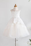 Robe de fille à fleurs blanches avec dentelle