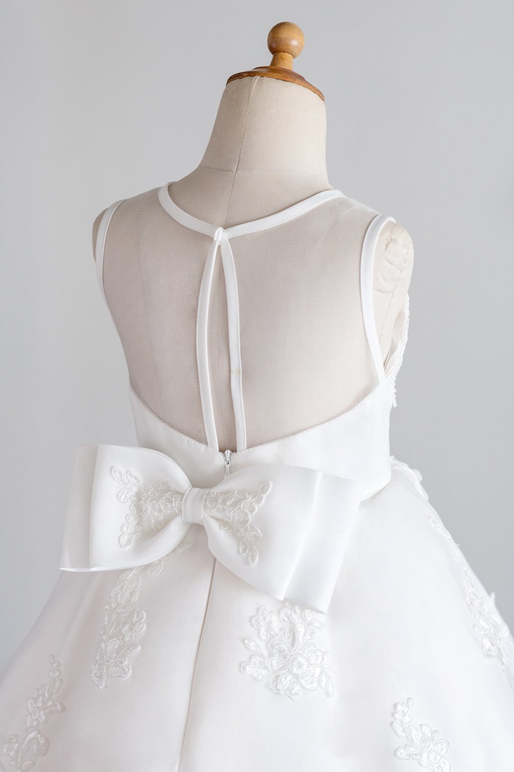 Robe de fille à fleurs blanches avec dentelle