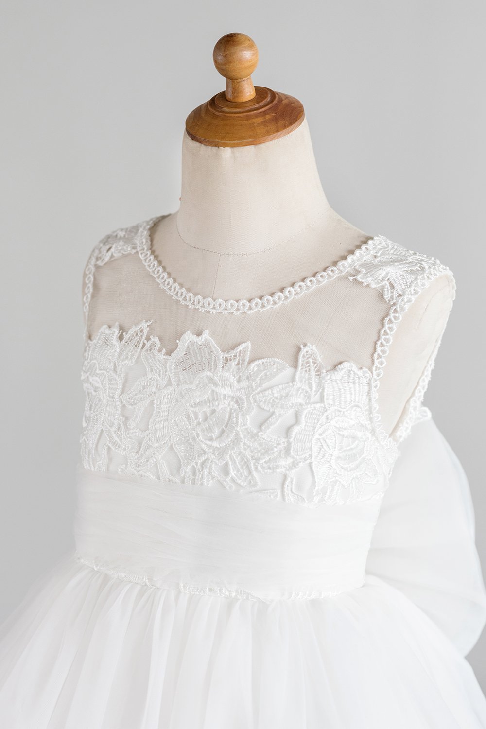 Robe de fille à fleurs blanches avec nœud