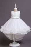 Robe de demoiselle d'honneur blanche à col haut et bas avec nœud papillon