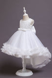 Robe de demoiselle d'honneur blanche à col haut et bas avec nœud papillon