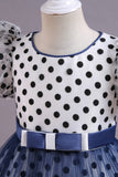 Robe de fille à pois rouges avec manches bouffantes