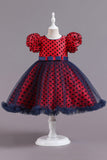 Robe de fille à pois rouges avec manches bouffantes