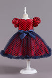 Robe de fille à pois rouges avec manches bouffantes