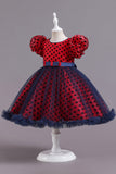 Robe de fille à pois rouges avec manches bouffantes