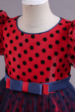 Robe de fille à pois rouges avec manches bouffantes