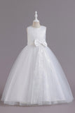 Une ligne Robe de soirée fille blanche à col bijou avec nœud papillon