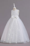 Une ligne Robe de soirée fille blanche à col bijou avec nœud papillon