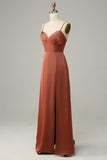 Robe de demoiselle d'honneur en satin gaine rouge brique à bretelles spaghetti avec fente