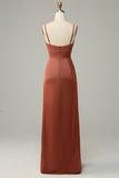 Robe de demoiselle d'honneur en satin gaine rouge brique à bretelles spaghetti avec fente