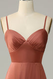 Robe de demoiselle d'honneur en satin gaine rouge brique à bretelles spaghetti avec fente