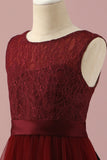 Robe de demoiselle d’honneur junior en dentelle bordeaux et tulle