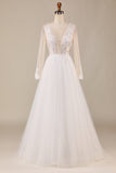 Une ligne Deep V-Neck Ivory Tulle Sweep Train Robe de mariée avec dentelle