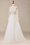 Une ligne Deep V-Neck Ivory Tulle Sweep Train Robe de mariée avec dentelle
