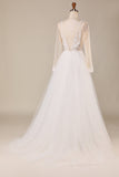 Une ligne Deep V-Neck Ivory Tulle Sweep Train Robe de mariée avec dentelle