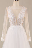 Une ligne Deep V-Neck Ivory Tulle Sweep Train Robe de mariée avec dentelle