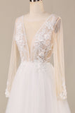 Une ligne Deep V-Neck Ivory Tulle Sweep Train Robe de mariée avec dentelle