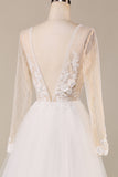 Une ligne Deep V-Neck Ivory Tulle Sweep Train Robe de mariée avec dentelle