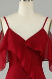 Asymétrique Cold Épaule Burgundy Robe de demoiselle d’honneur longue avec volants