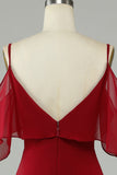 Asymétrique Cold Épaule Burgundy Robe de demoiselle d’honneur longue avec volants