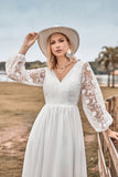 A Line V Neck Ivory Chiffon Sweep Train Boho Robe de mariée avec dentelle