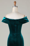 Robe de demoiselle d'honneur sirène en velours vert paon à épaules dénudées de demoiselle d’honneur avec fente