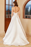 Robe de mariée en satin blanc avec fente