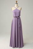 Une robe de demoiselle d’honneur longue ligne Licol Violet avec nœud papillon