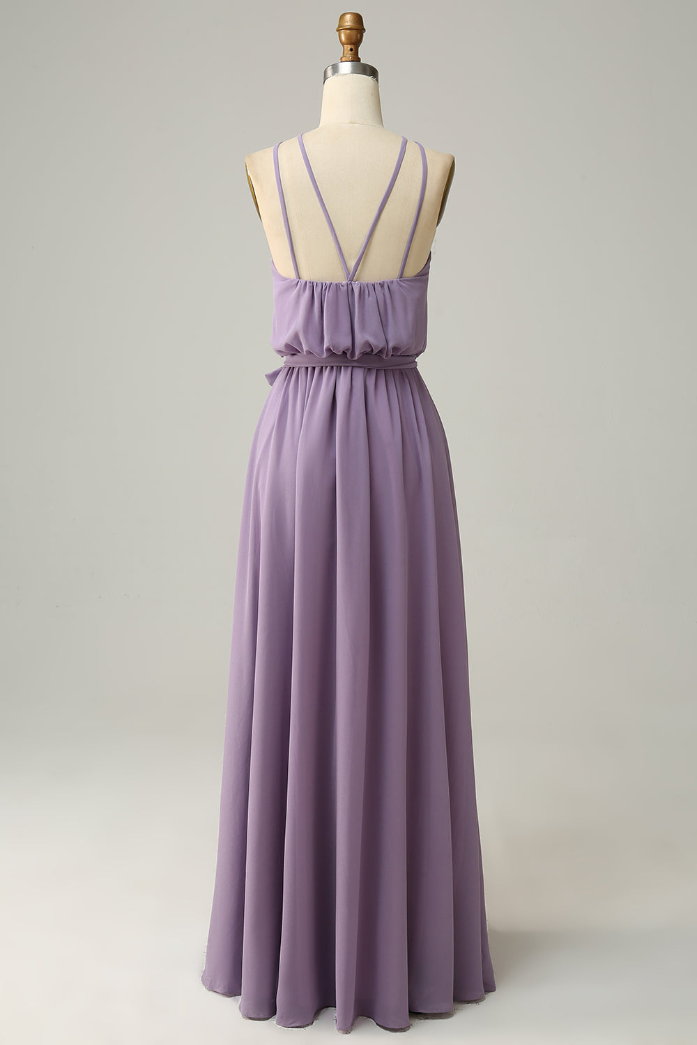 Une robe de demoiselle d’honneur longue ligne Licol Violet avec nœud papillon