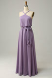 Une robe de demoiselle d’honneur longue ligne Licol Violet avec nœud papillon