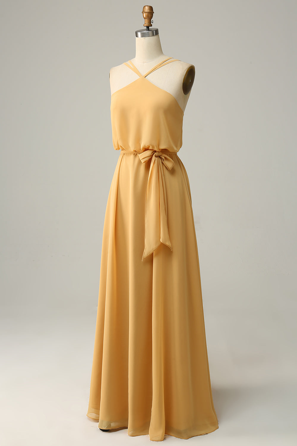 Une robe de demoiselle d’honneur longue jaune Halter Line avec nœud papillon