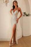 Robe de bal à paillettes d’argent avec fente