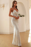 Robe de bal à paillettes d’argent avec fente