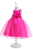 Une ligne de robe de fille à fleurs gonflées avec nœud papillon