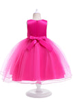 Une ligne de robe de fille à fleurs gonflées avec nœud papillon