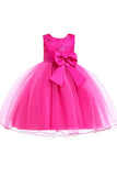 Une ligne de robe de fille à fleurs gonflées avec nœud papillon