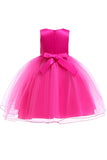 Une ligne de robe de fille à fleurs gonflées avec nœud papillon