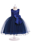 Une ligne de robe de fille à fleurs gonflées avec nœud papillon