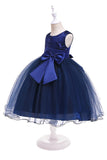 Une ligne de robe de fille à fleurs gonflées avec nœud papillon