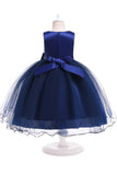 Une ligne de robe de fille à fleurs gonflées avec nœud papillon