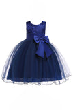 Une ligne de robe de fille à fleurs gonflées avec nœud papillon