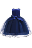 Une ligne de robe de fille à fleurs gonflées avec nœud papillon
