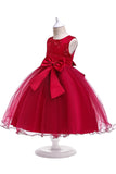 Une ligne de robe de fille à fleurs gonflées avec nœud papillon