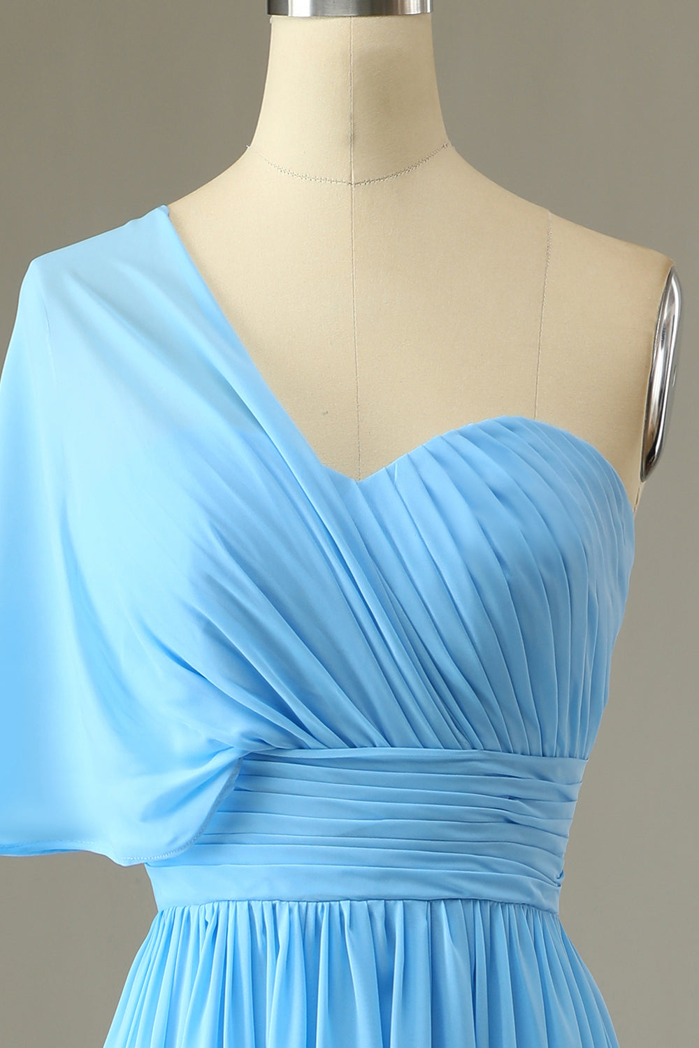 Une robe de demoiselle d’honneur bleue à une épaule