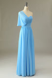 Une robe de demoiselle d’honneur bleue à une épaule